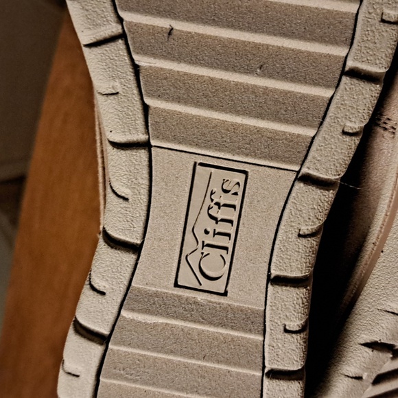 FLASH SALE Cliffs boots6.5 but fit more like 6 Khols - Picture 8 of 8
